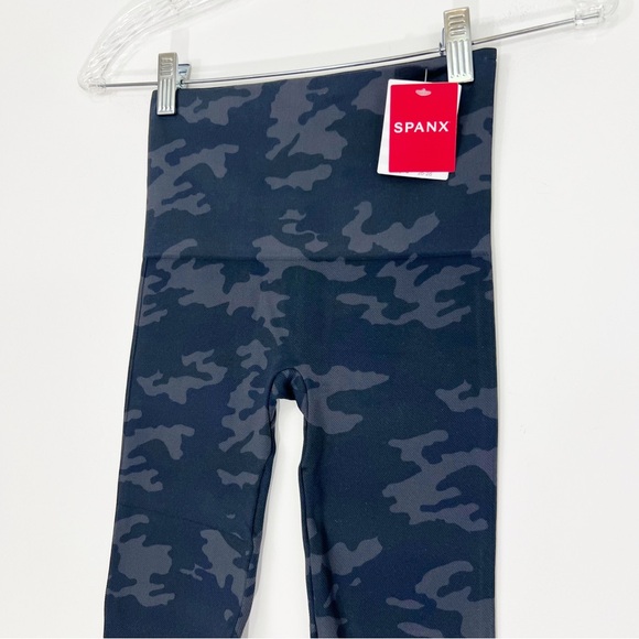 Spanx Look At Me Now Leggings in Black Camo Size Small NWT - Picture 3 of 9